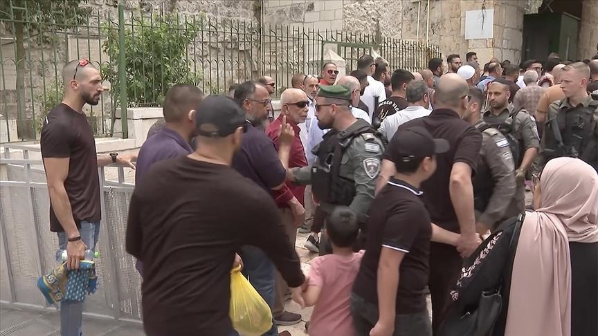 Pavarësisht kufizimeve izraelite, 45 mijë palestinezë falën namazin e xhumasë në Al-Aksa