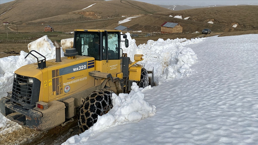 Trabzon'da yayla yollarında karla mücadele devam ediyor