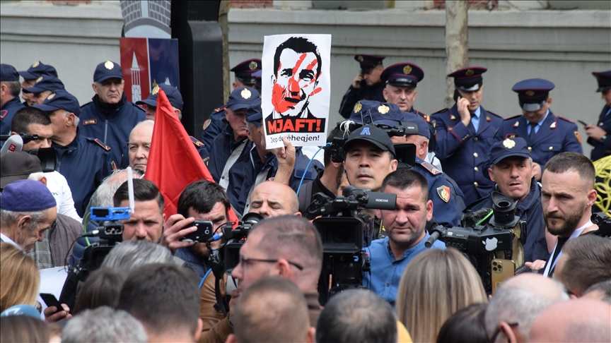 Mbahet sërish protestë para Bashkisë së Tiranës
