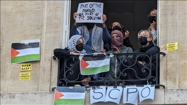 Paris : des manifestants d’étudiants pro-palestiniens bloquent l’entrée de l’université de Sciences Po