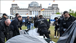 Berlin: Policija nasilno uklonila kamp propalestinskih demonstranata kod zgrade parlamenta