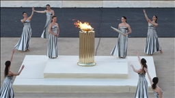 باريس تتسلم شعلة الألعاب الأولمبية من اليونان