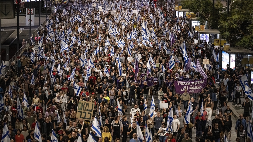 İsrailliler esir takası anlaşması ve Netanyahu'nun istifası için yine sokaklara indi