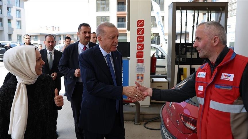 Serokomar Erdogan li Uskudarê xebatkarên îstasyona sotemeniyê ziyaret kir