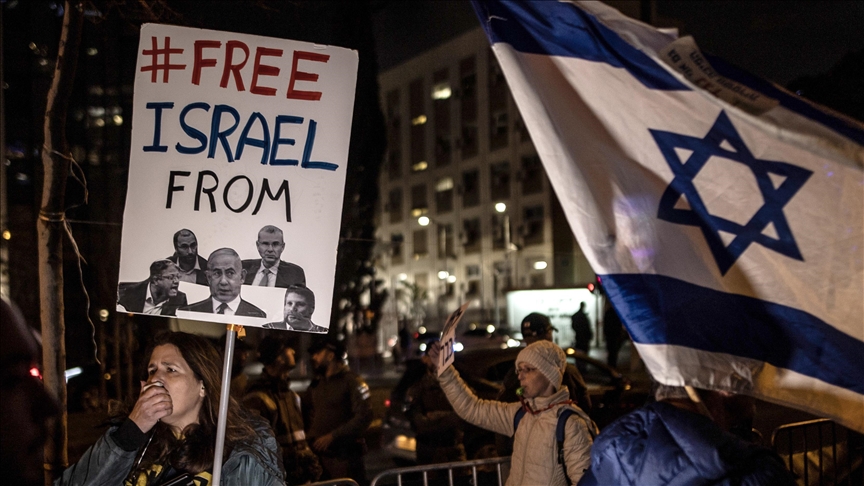 Israelis rally outside War Cabinet minister's house to demand early elections