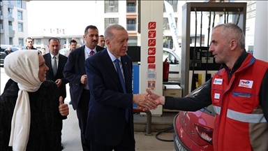 Serokomar Erdogan li Uskudarê xebatkarên îstasyona sotemeniyê ziyaret kir