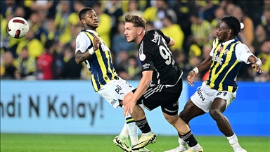 Derbiyi kazanan Fenerbahçe şampiyonluk umutlarını sürdürdü