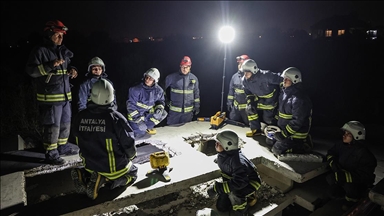 Depremde hayat kurtaran Antalyalı itfaiyeciler, enkaz simülasyonunda eğitim görüyor