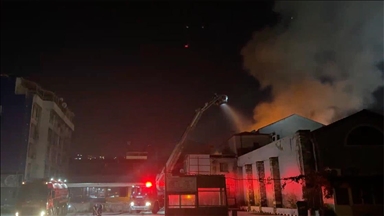 İzmir'de Kemeraltı Çarşısı'ndaki bir iş merkezinde çıkan yangın söndürüldü