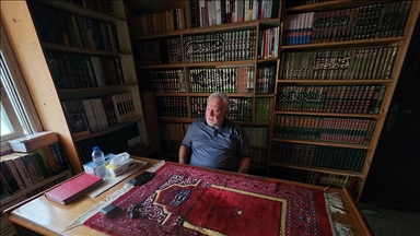 خشية قصفها.. غزاوي يعرض مكتبته العلمية الخاصة للبيع 