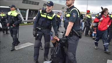 La policía holandesa detiene a más de 100 activistas climáticos que bloquearon un tramo de autopista en Ámsterdam