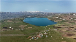 Kars'ta 2 bin 300 rakımdaki Aygır Gölü'nde buzlar çözüldü