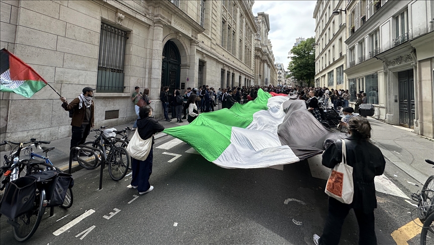 Students at Paris' Sorbonne University show support for Palestine