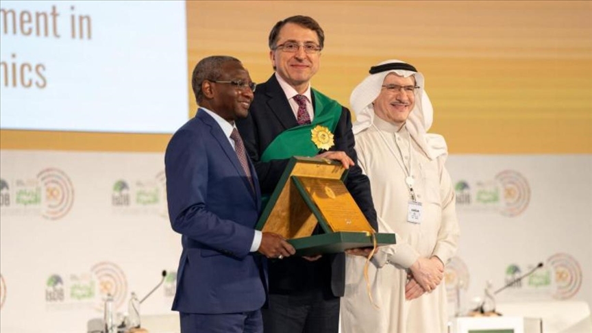 Turkish economist Mehmet Asutay awarded by Islamic Development Bank