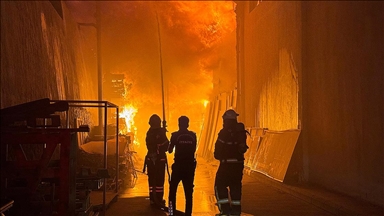 Kahramanmaraş'ta ahşap fabrikasında çıkan yangına müdahale ediliyor