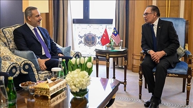 Глава МИД Турции встретился с премьером Малайзии