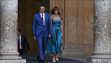 Thousands urge Spanish premier not to resign over graft allegations against his wife