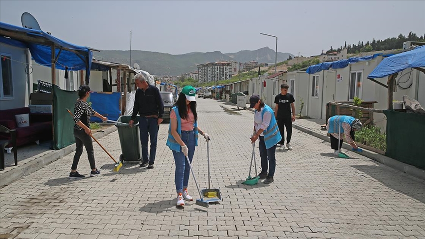 Hatay'da depremzedeler yaşadıkları konteyner kenti güzelleştirerek gelir elde ediyor
