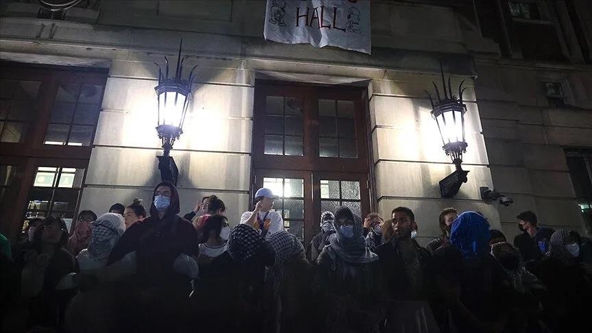 Sekelompok mahasiswa pro-Palestina masuk ke gedung Hamilton Hall di Universitas Columbia