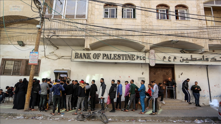 غزة.. شح السيولة النقدية يشل حياة الفلسطينيين (تقرير)