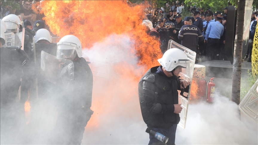 Tensione në protestën para Bashkisë së Tiranës 
