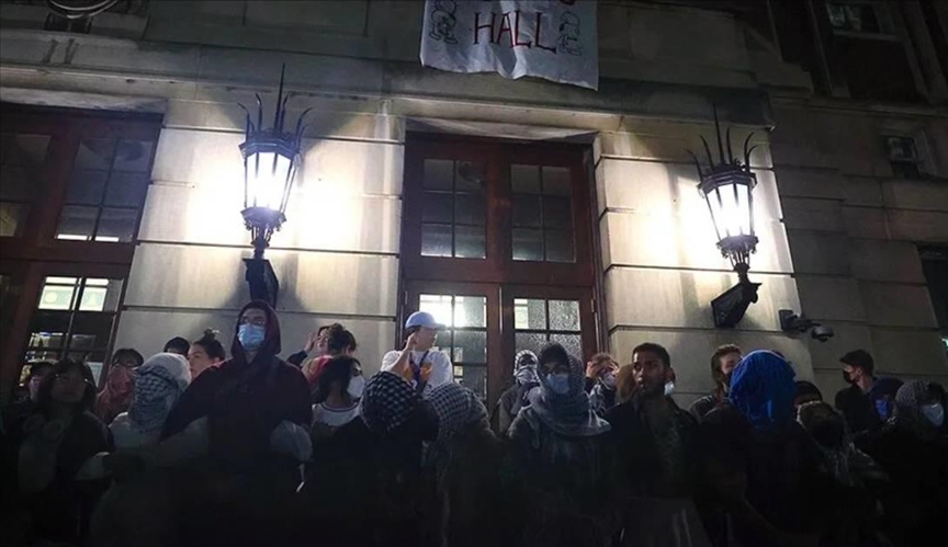 Un groupe d'étudiants a pénétré dans le bâtiment historique du Hamilton Hall sur le campus à l'université de Columbia