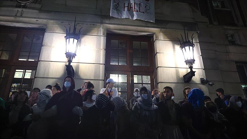 Columbia Üniversitesi'nde Filistin destekçisi bir grup öğrenci Hamilton Hall binasına girdi