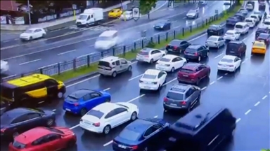 Beşiktaş'taki zincirleme kazaya neden olan aracın kontrolden çıktığı anlar kamerada