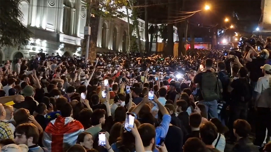 Gürcistan'da polis, parlamento binasını kuşatan göstericilere müdahale etti