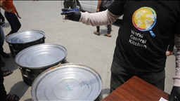 İsrail'in saldırdığı Dünya Merkez Mutfağı (WCK) Gazze'de yeniden yemek dağıtımına başladı