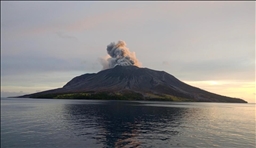 Indonésie : Évacuations et crainte de tsunami suite à une nouvelle éruption du mont Ruang
