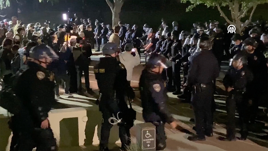 California Üniversitesi'nde polis, Filistin'i destekleyen göstericilere takviye güçlerle müdahale ediyor