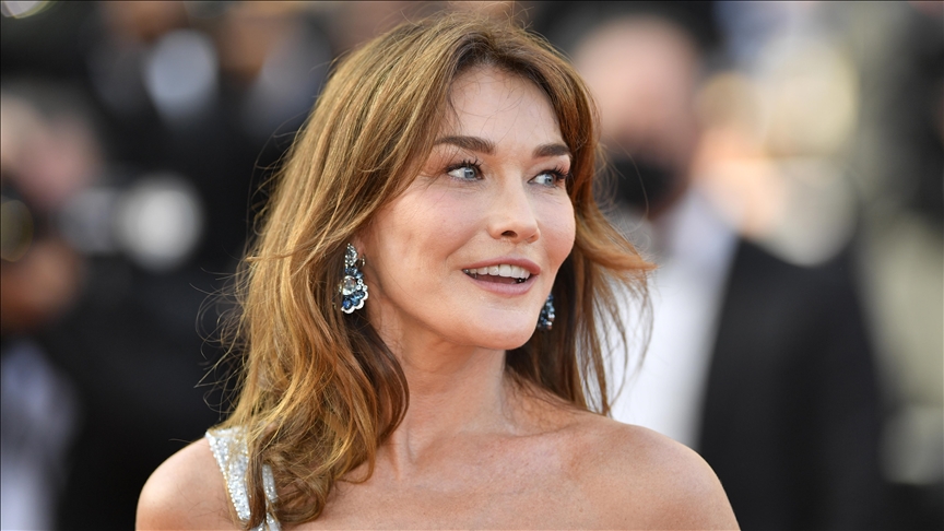 Carla Bruni, eşi Sarkozy'nin yolsuzluk davasında şüpheli olarak ifade verdi