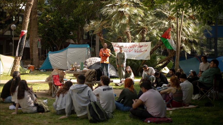 Valencia Üniversitesinde bir grup öğrenci Filistin'e destek için kampüste sabahlıyor