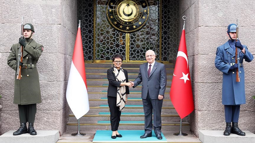 أنقرة.. وزير الدفاع التركي يلتقي وزيرة خارجية إندونيسيا
