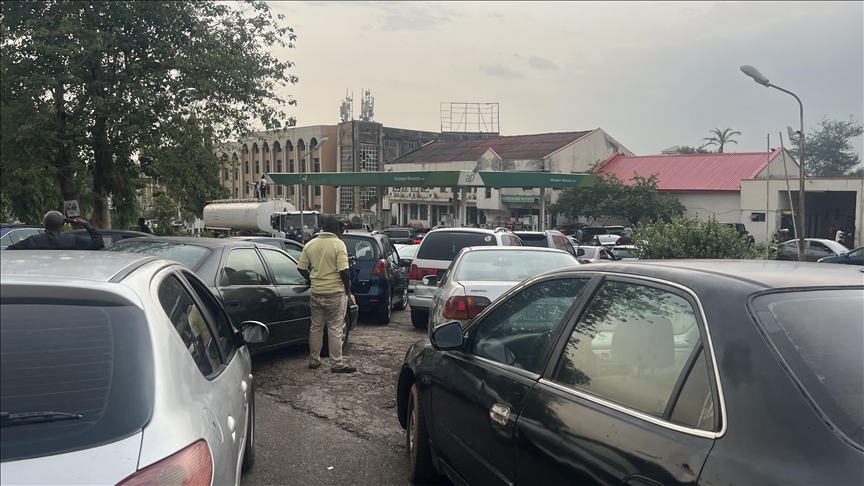 Long queues in Nigeria as petrol scarcity worsens