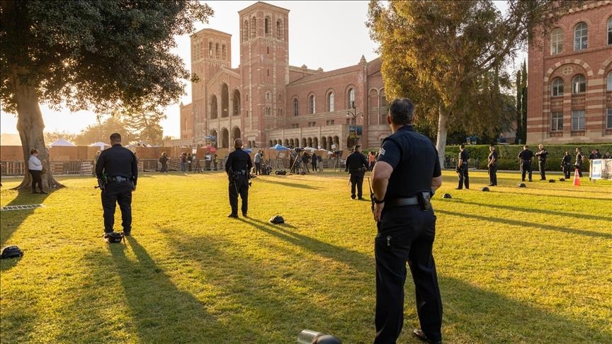 La police de Los Angeles entre sur le campus de l’UCLA en vue d’évacuer un campement propalestinien
