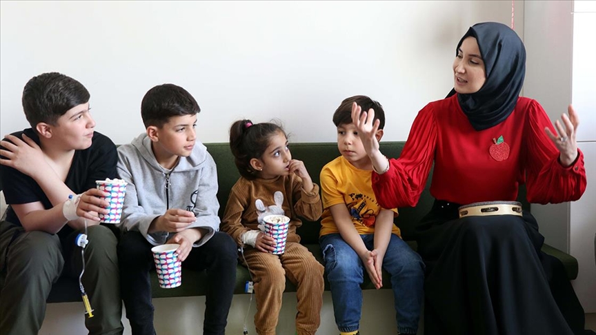 Öğretmenler hastanedeki çocuklara moral için masal anlatıyor