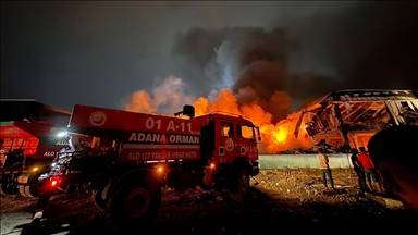 Adana'da motosiklet üretim tesisinde çıkan yangına müdahale ediliyor