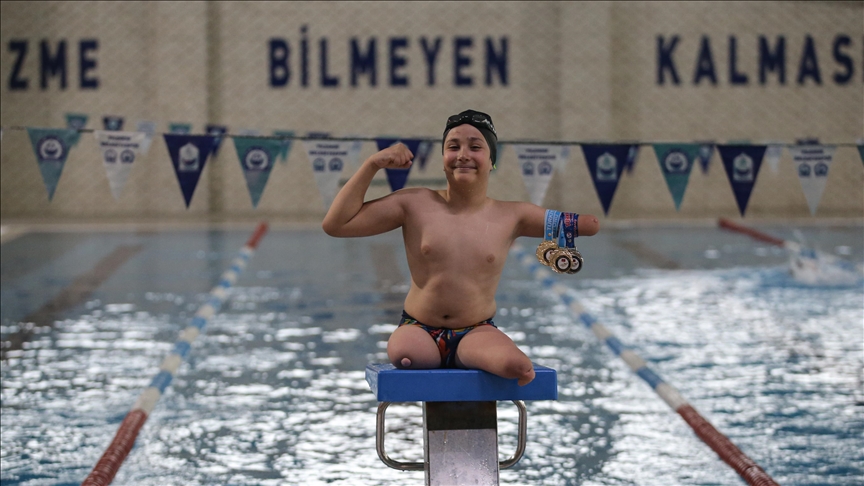 Tek koluyla yüzen Muhammed Ali ilk madalyalarını kazandı