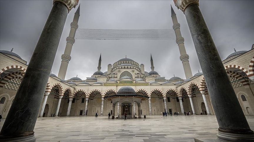 İstanbul'un sembollerinden Büyük Çamlıca Camisi Türkiye'nin en modern külliyesi niteliğinde