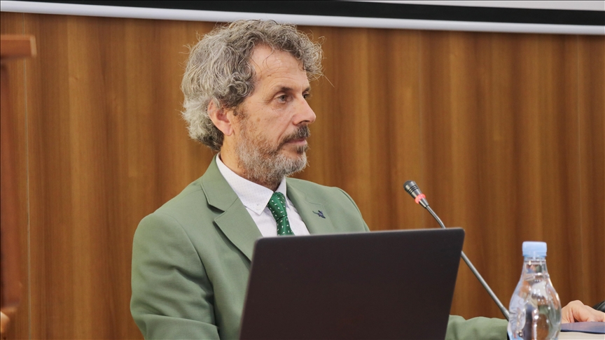 Briser les barrières de l'obscurité: Yunus Emre et l'accès inclusif à la culture pour les personnes malvoyantes