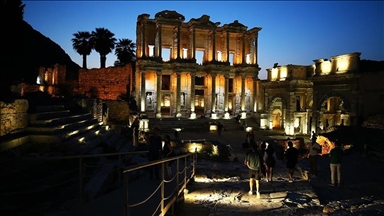 Li Bajarê Kevnare yê Efesê li binê stêrkan geşta dîrokê destpê kir