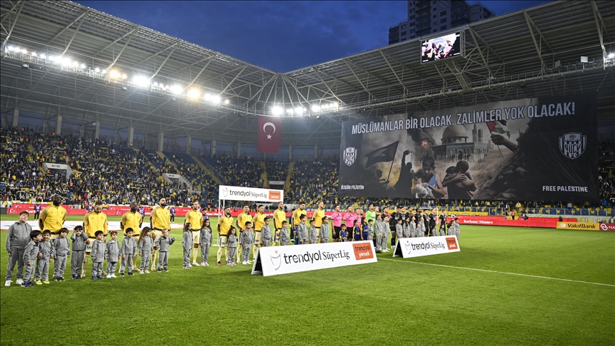جماهير "أنقرة غوجو" التركي تنظم عرض "تيفو" دعما لفلسطين