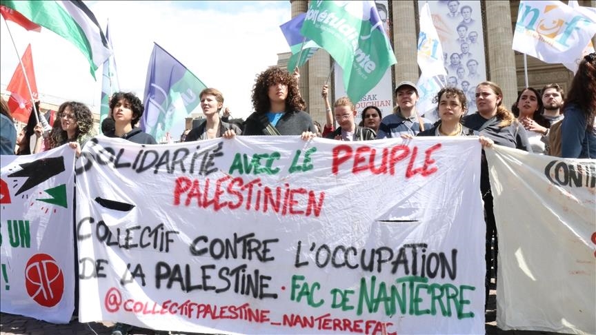 Students rally in support of Palestinians in Paris