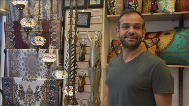 Kolombiya'da geleneksel Türk ürünleri satan Ünal, Türk kültürünün tanıtımına katkı sağlıyor