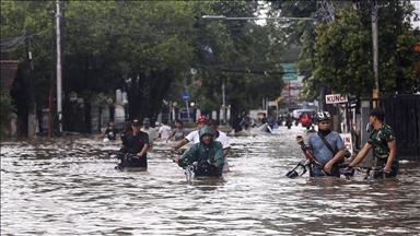  Число жертв наводнения и оползней в Индонезии возросло до 15