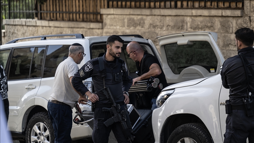 La Policía de Israel allana la oficina de Al Jazeera tras decisión gubernamental de cerrar el medio