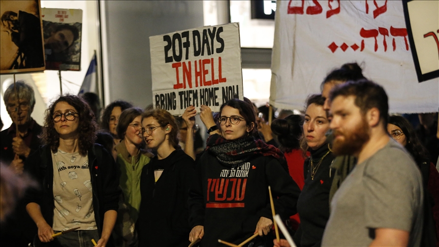 Families of Israeli hostages demand premier agree to hostage swap deal with Hamas