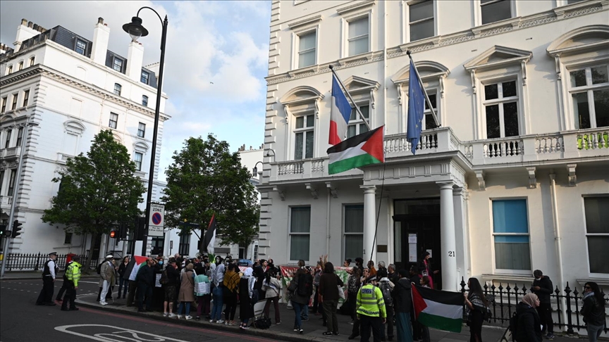 Un grupo se manifiesta frente a la Universidad College London en solidaridad con los palestinos en Gaza
